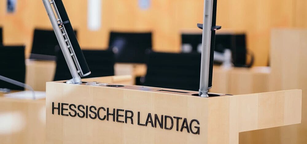 Rednerpult im Hessischen Landtag
