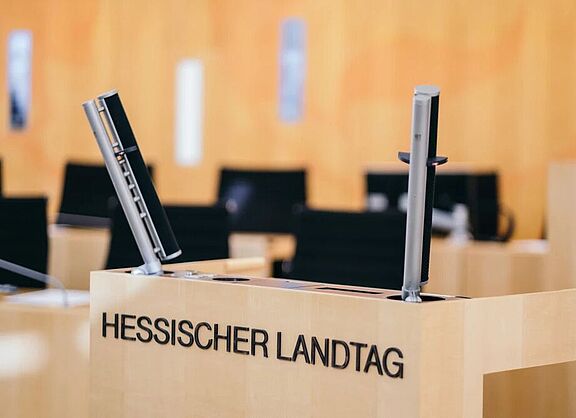 Rednerpult im Hessischen Landtag