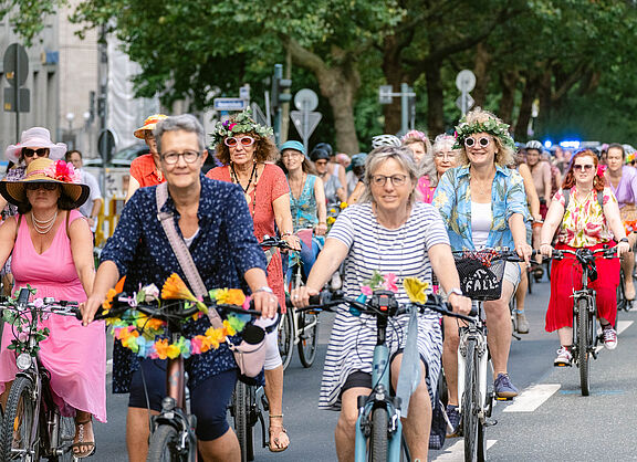 Frauen fahren - bunt geschmückt - beim Fancy Women Bike Ride mit. 