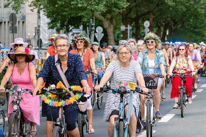Frauen, Fahrrad, Freiheit! Mitfahren beim ersten Frankfurter Fancy Women Bike Ride am 8. August 2026 Frauen fahren - bunt geschmückt - beim Fancy Women Bike Ride mit.