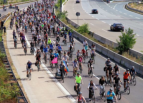 Sternfahrt mit 70.000 Unterschriften nach Wiesbaden