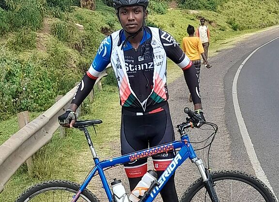 Stolzer Mountainbiker Mountainbiker präsentiert sein Rad