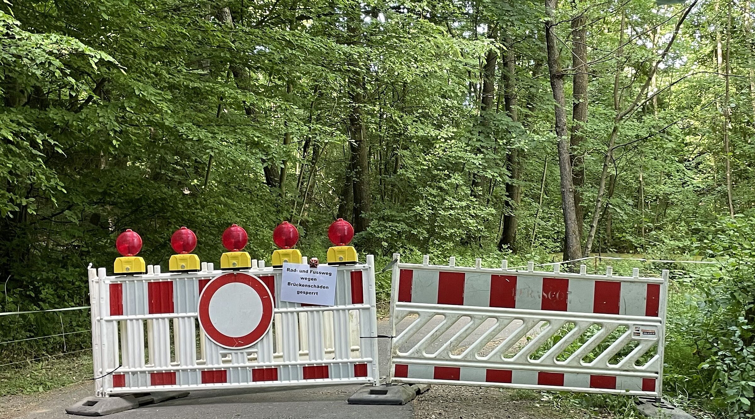 Absperrbarken verhindern Durchfahrt unter der Zeller Brücke