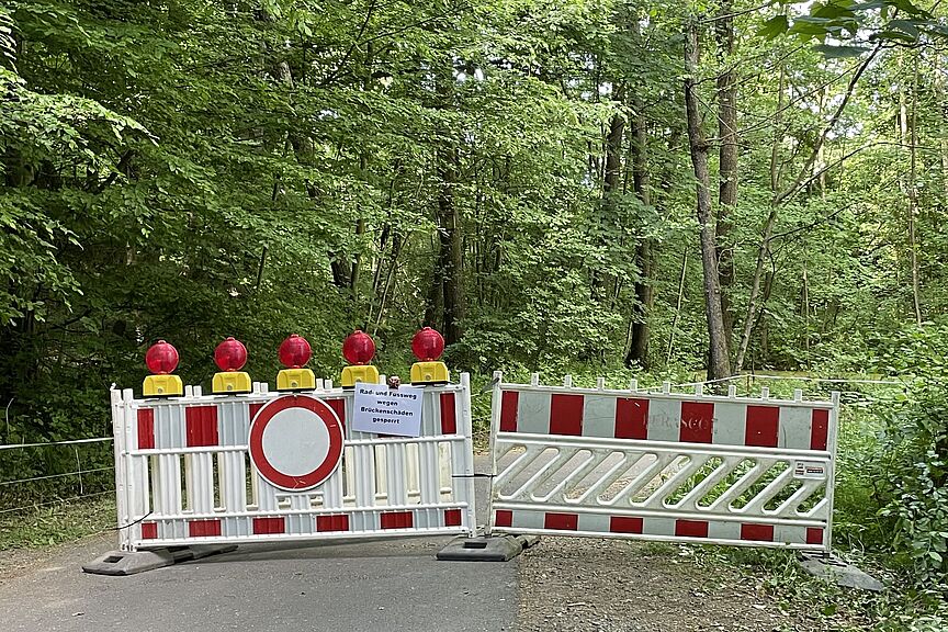 Radwegsperrung unter Zeller Brücke Absperrbarken verhindern Durchfahrt unter der Zeller Brücke