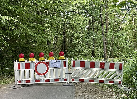 Absperrbarken verhindern Durchfahrt unter der Zeller Brücke