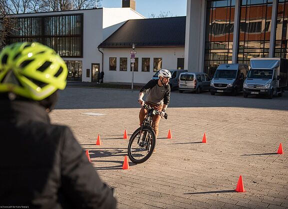 Fahrtechnik Die Bildunterschrift wird in Bälde eingefügt. Sie können uns aber gern auch per E-Mail oder Telefon kontaktieren, wir helfen gerne weiter.