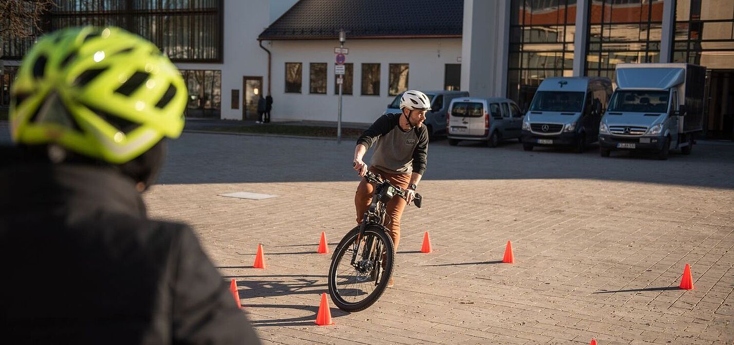 Fahrtechnik Die Bildunterschrift wird in Bälde eingefügt. Sie können uns aber gern auch per E-Mail oder Telefon kontaktieren, wir helfen gerne weiter.