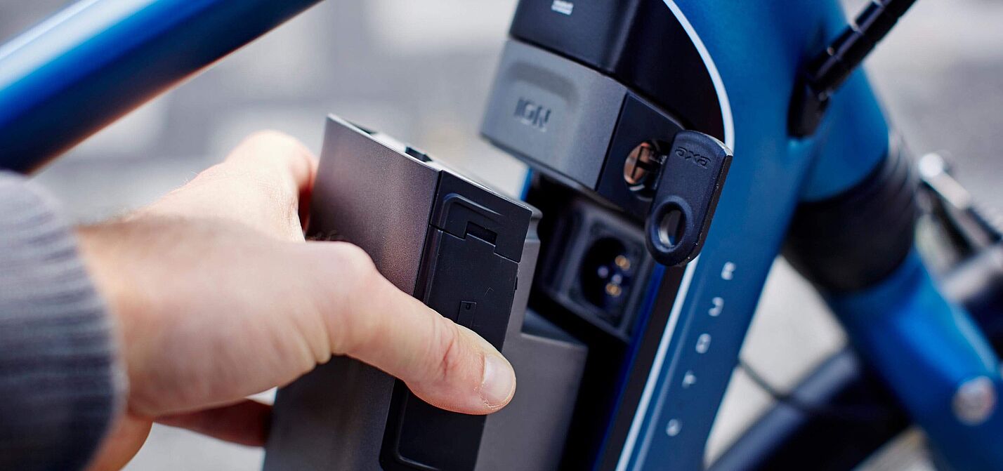 Den Akku zum Aufladen herausnehmen Den Akku zum Aufladen herausnehmen